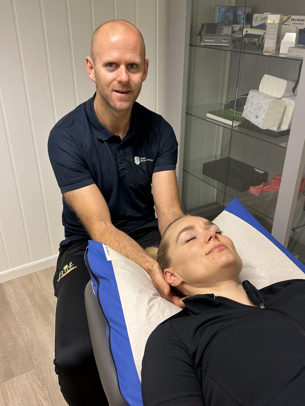 Osteopat Stian behandler en pasient